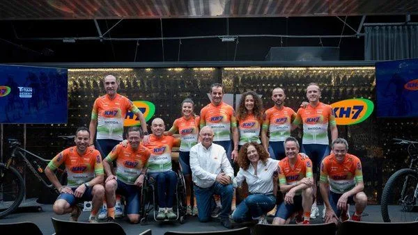 El equipo KH 7 se presenta con 56 ciclistas y Castroviejo pj