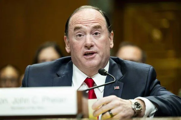 El secretario de la Marina de Estados Unidos deja su pj