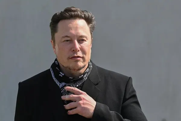 Elon Musk acusa a Pedro Sánchez de “alta traición” por regularizar inmigrantes