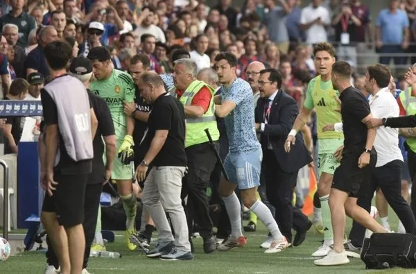 Esteban Andrada portero del Real Zaragoza recibe 13 partidos de.jpg