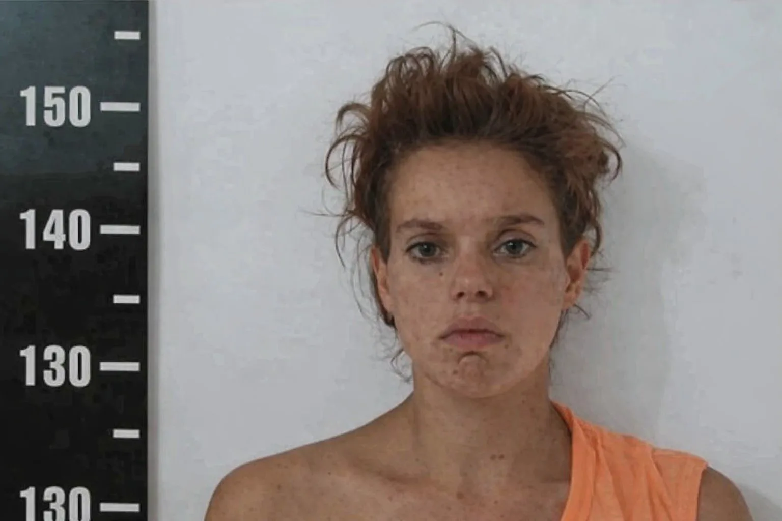 María de los Ángeles Colinet, madre biológica del niño adoptado por Nicole Minetti, con el logo del Ministerio del Interior de Uruguay.