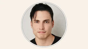 Michael Montemayor el escriba enredado de accion real firma contrato.jpg