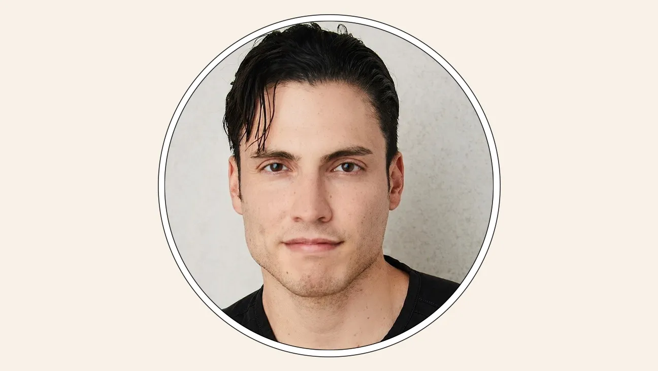 Michael Montemayor el escriba enredado de accion real firma contrato.jpg