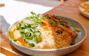 Receta saludable para bajar el estrés: bowl de quinoa con sabor rioplatense