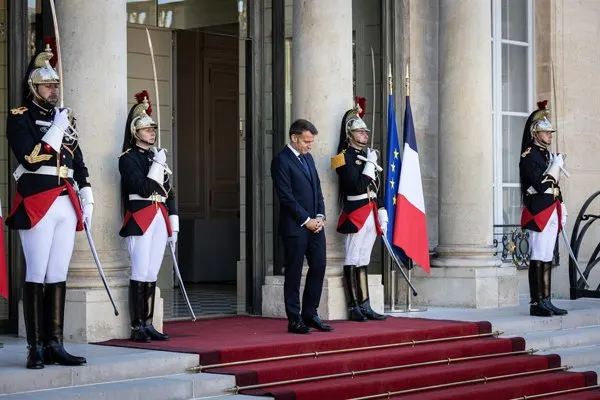 Reescribe el título Libano.- Macron recibirá al primer ministro libanés el próximo martes en París con un enfoque periodístico y optimizado para SEO.  La primera letra debe ir en mayúscula y el resto en minúsculas, excepto nombres propios.  Elimina cualquier texto o prefijo antes del título original.