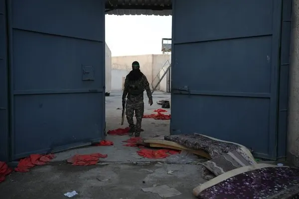 Reescribe el título Siria.- Siria desarticula una «célula» supuestamente afín a Hezbolá que intentaba efectuar ataques transfronterizos con un enfoque periodístico y optimizado para SEO.  La primera letra debe ir en mayúscula y el resto en minúsculas, excepto nombres propios.  Elimina cualquier texto o prefijo antes del título original.