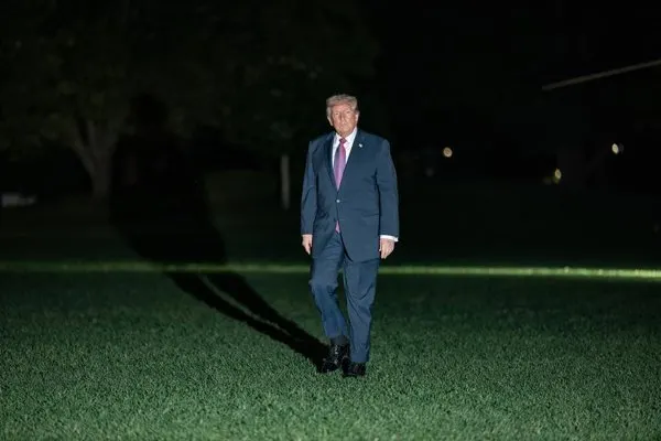 Reescribe el título VÍDEO: Irán.- Trump envía a su delegación a Islamabad con el fin de reunirse el martes con los negociadores iraníes con un enfoque periodístico y optimizado para SEO.  La primera letra debe ir en mayúscula y el resto en minúsculas, excepto nombres propios.  Elimina cualquier texto o prefijo antes del título original.