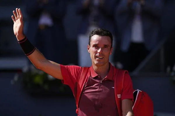 Roberto Bautista se despide del tenis en Madrid tras disfrutar pj