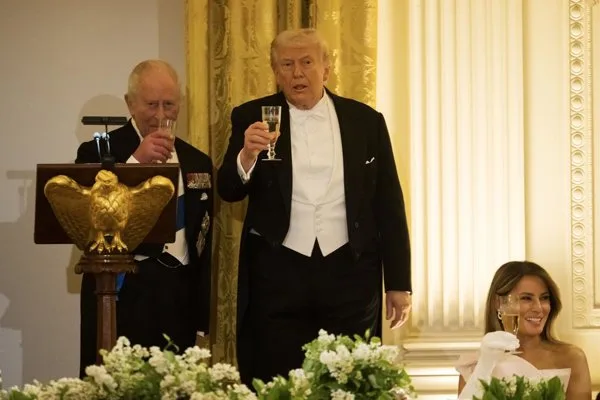 Trump desafia la neutralidad de Carlos III al acusarlo de.jpg