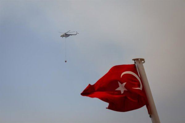 Un helicóptero del Ejército turco se estrella en un entrenamiento cerca de Ankara, dejando varias víctimas