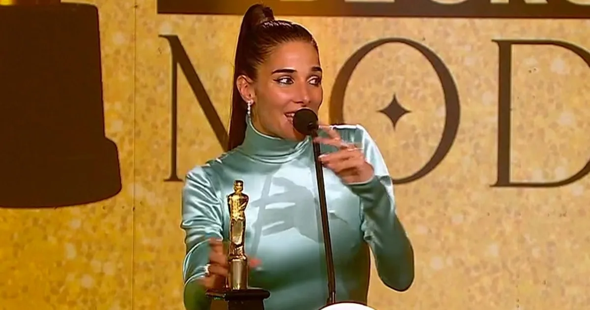 Juana Viale recibe el galardón de oro en los Martín Fierro de la Moda 2026.