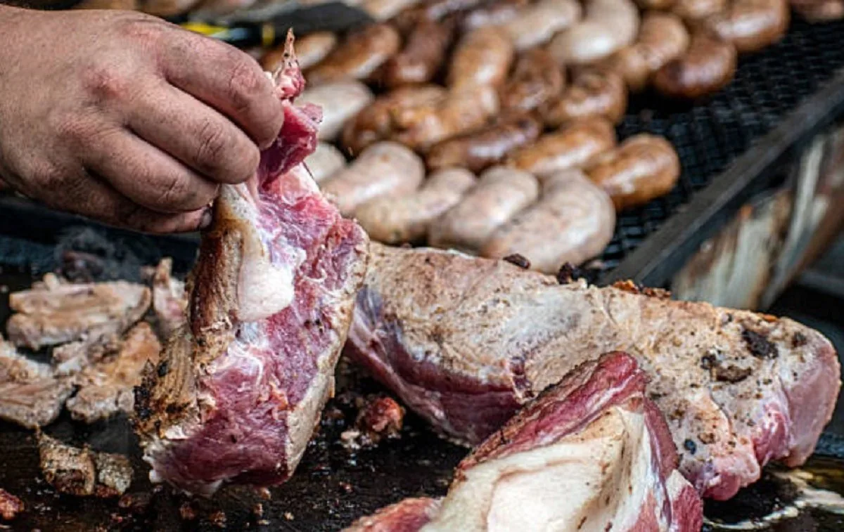 Preparación de un tradicional asado en Uruguay para el 1 de mayo