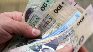 Casa precaria en barrio vulnerable mostrando la pobreza en Uruguay estructural