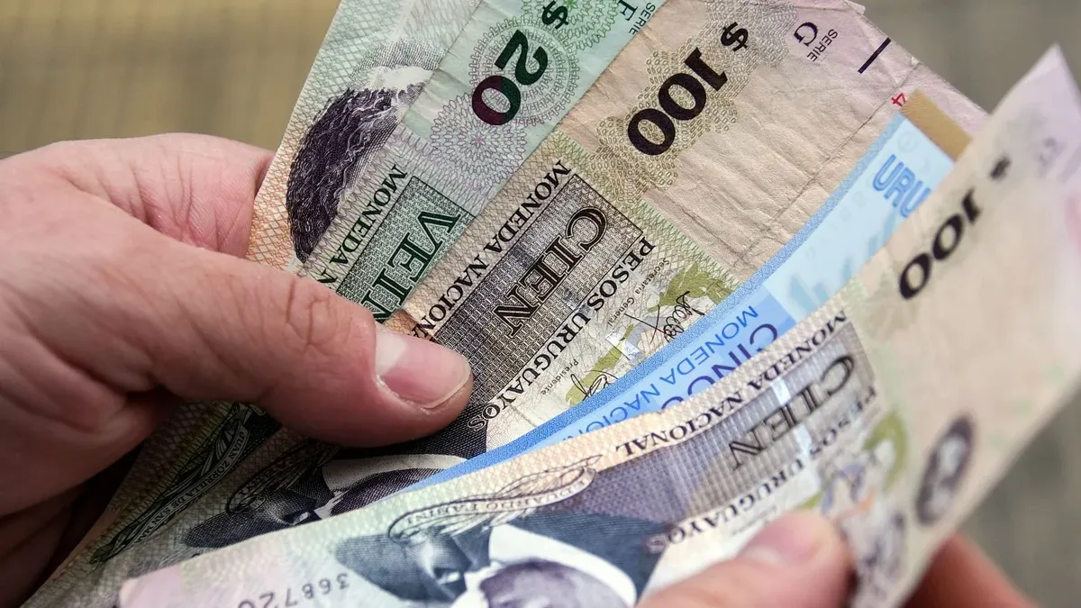 Casa precaria en barrio vulnerable mostrando la pobreza en Uruguay estructural