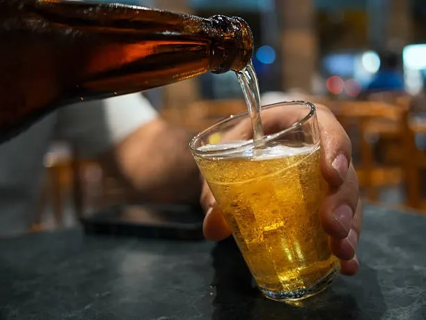 El consumo excesivo de alcohol los fines de semana triplica el riesgo de daño hepático avanzado