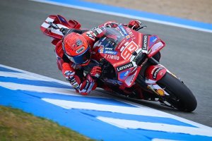 Marc Márquez triunfa en la caótica carrera esprint de Jerez a pesar de una caída
