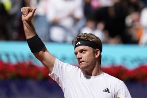 Davidovich avanza con triunfo en Madrid; Ruud arrasa en su debut