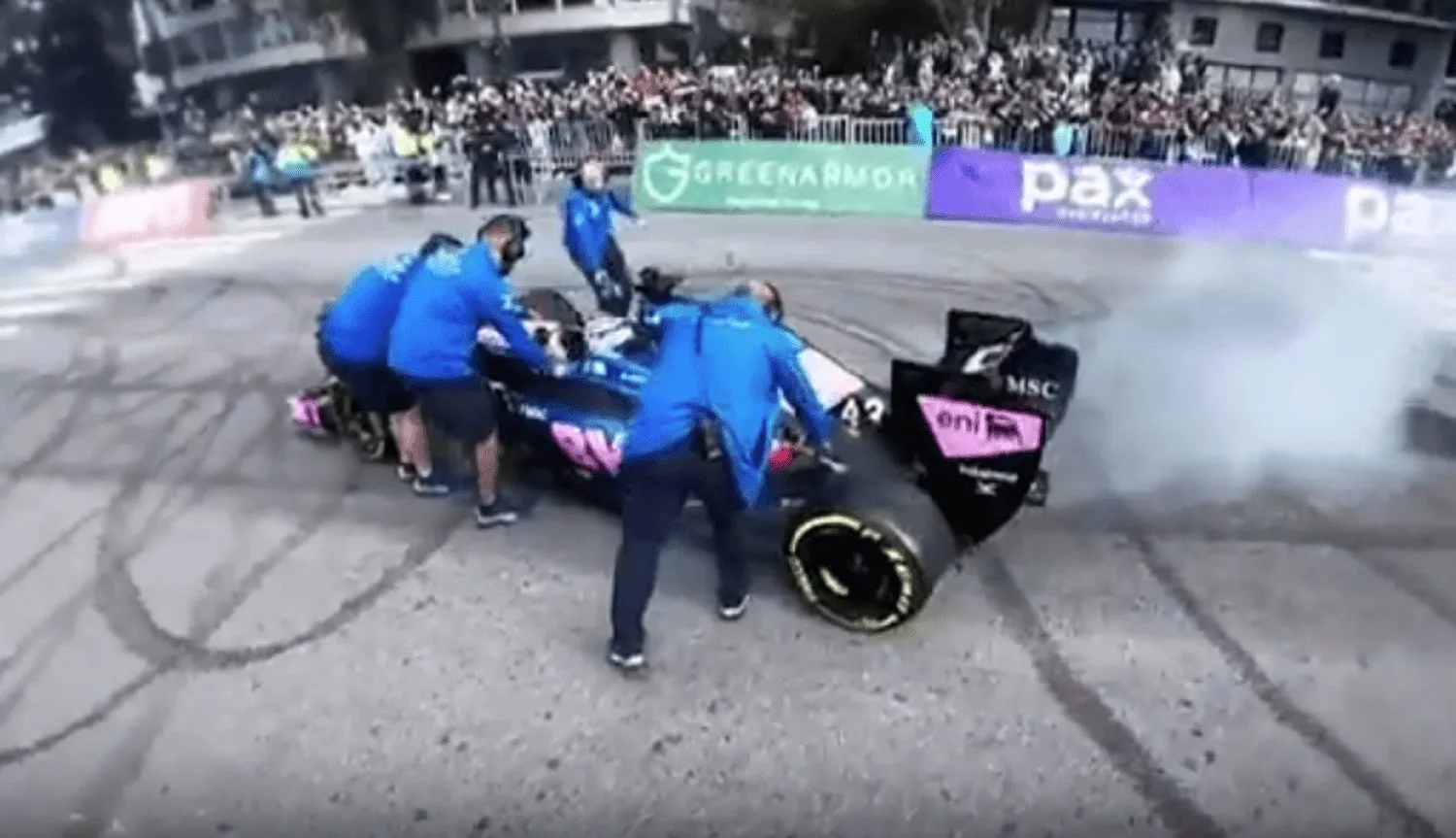Franco Colapinto en Buenos Aires con el monoplaza de F1 echando fuego por los escapes