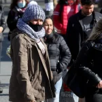 Persona abrigada por el descenso de temperatura y viento