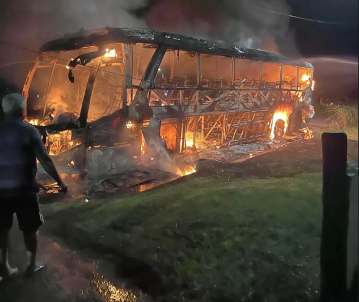 Un voraz incendio de ómnibus consumió una unidad interdepartamental en Rocha