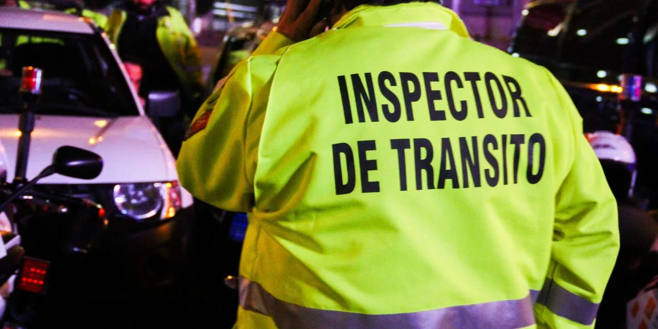 Inspectores de Canelones rodeando a un trabajador en un operativo selectivo