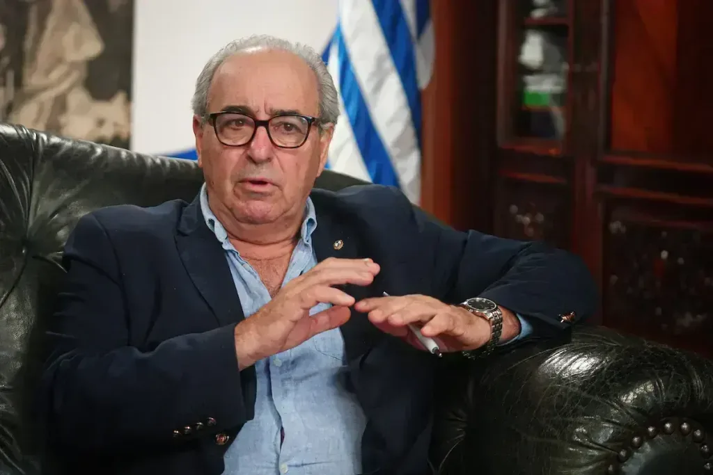 El ministro Alfredo Fratti en una sesión de la Cámara de Senadores de Uruguay.