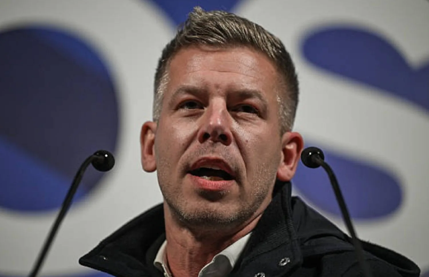 Péter Magyar denunciando la fuga de capitales de la élite de Orbán