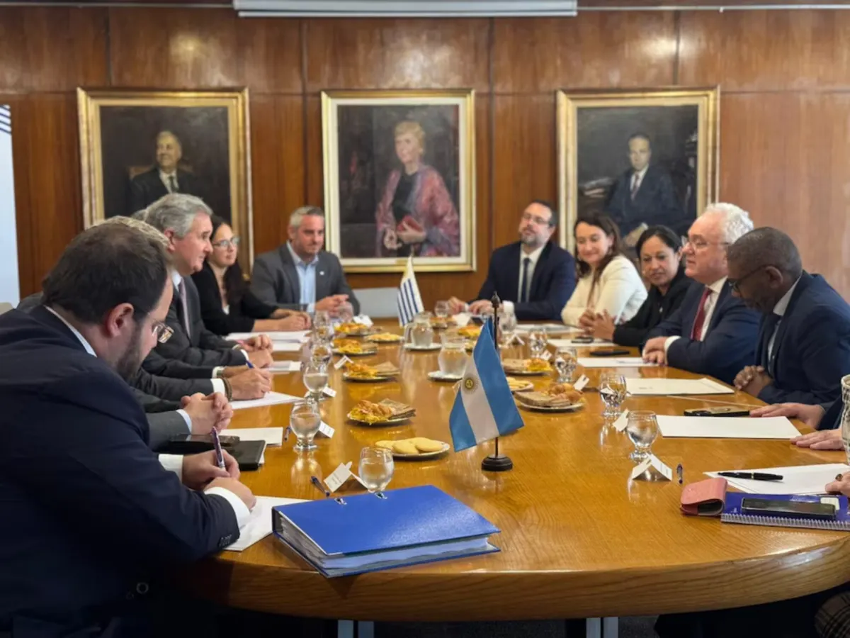 Autoridades del gobierno de Yamandú Orsi en reunión de trabajo por proyectos energéticos.