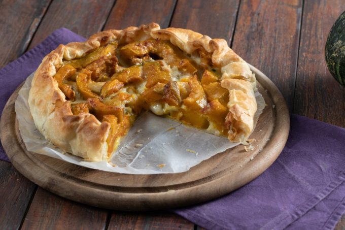 Tarta salada de calabaza, queso azul y nuez tostada