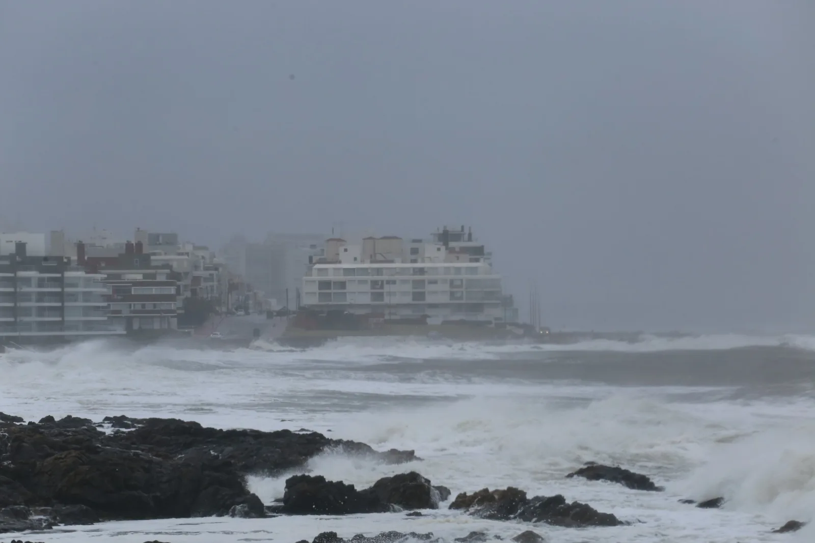 Mar picado y ráfagas fuertes en Maldonado por temporal en el este