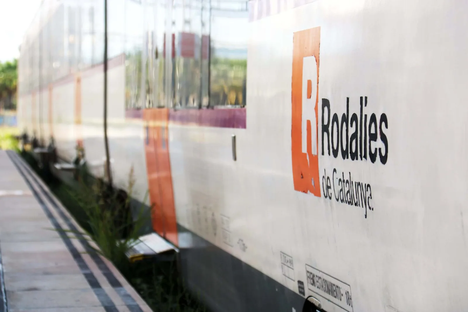 Un tren atropella a una persona en Cataluña, causando suspensión del servicio
