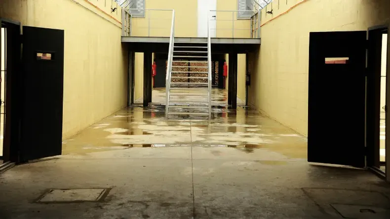 Dos reclusos se fugaron de la Unidad 21 de Artigas: uno sigue prófugo