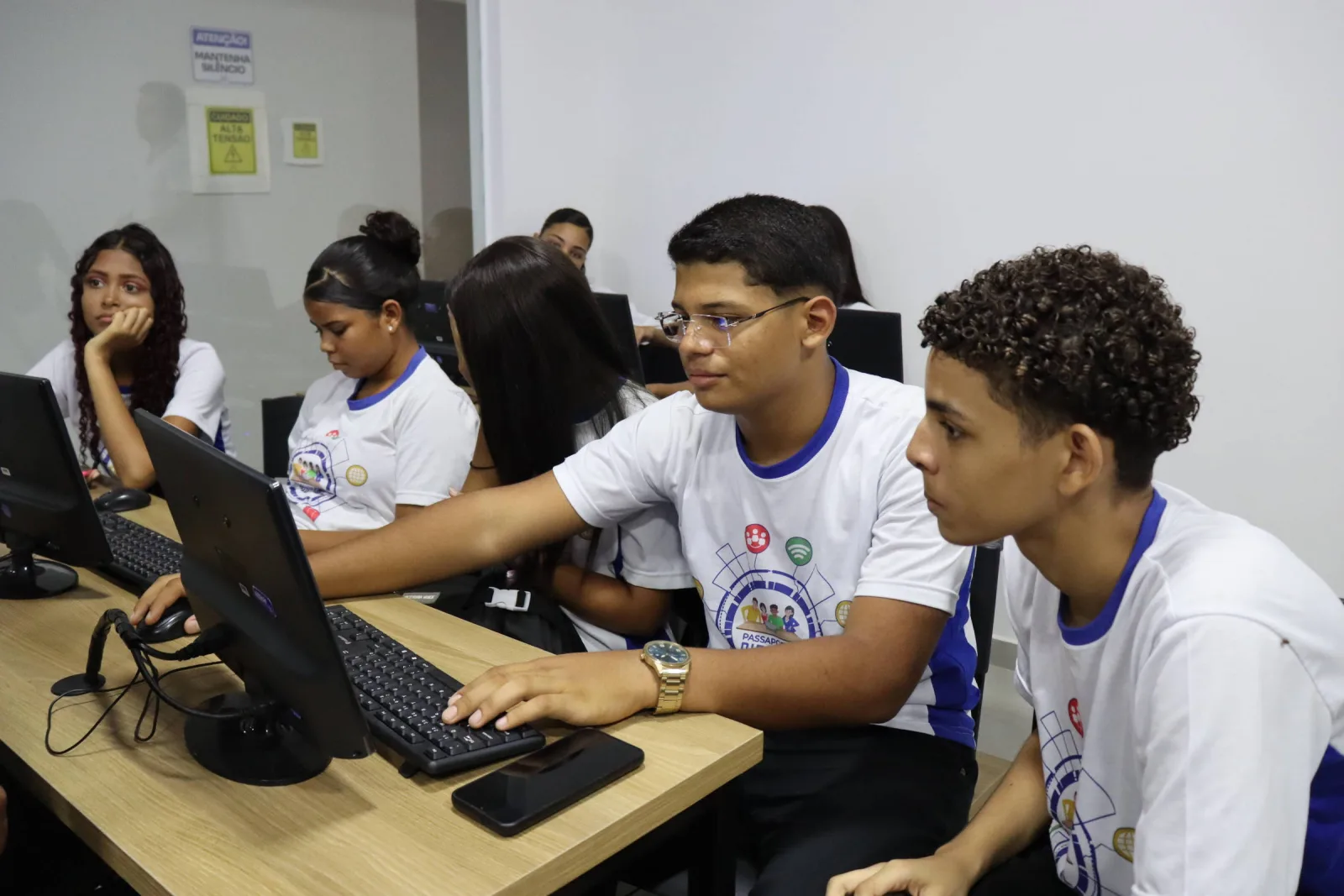 Escuela pública en Brasil trabajando para mejorar su conectividad a internet.