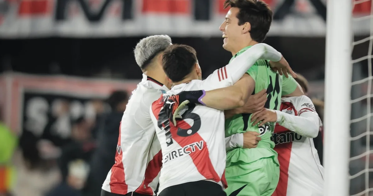 Santiago Beltrán celebra tras atajar el penal decisivo en el Monumental.