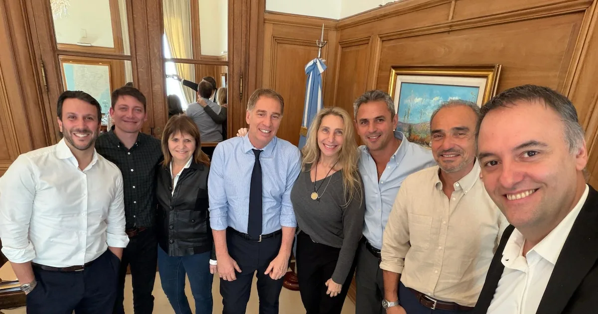 Karina Milei lidera la reunión en busca de unidad en Casa Rosada.