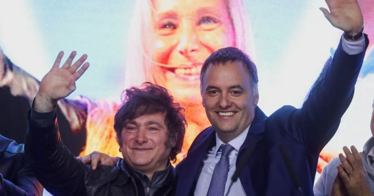 Javier Milei y Manuel Adorni en un acto público en Buenos Aires. Foto: REUTERS/Tomas Cuesta