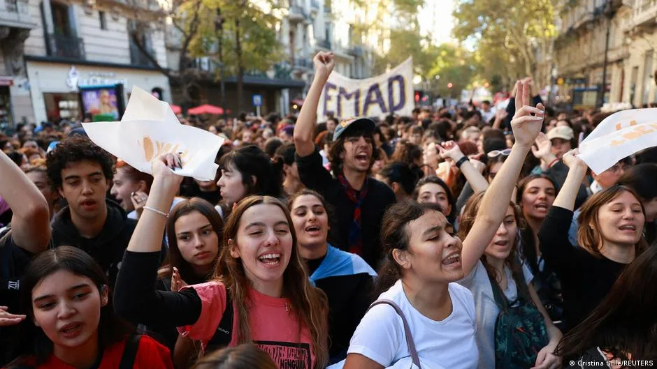 La marcha en Argentina reunió a miles en defensa de la educación pública.