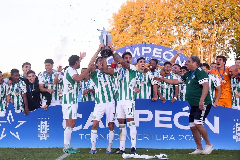 Fiesta en el Roberto: Racing celebró el título del Apertura con un empate ante Torque