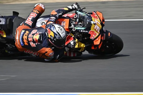 Acosta se impone en un viernes complicado y accidentado para Martín en Montmeló