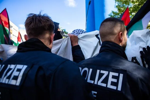 Berlín: la Policía detiene a 15 manifestantes durante la conmemoración del Día de la Nakba