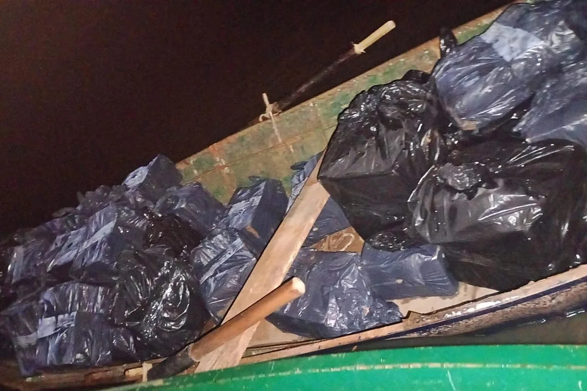 Efectivos de la Prefectura Naval Argentina durante el operativo nocturno en Concordia.