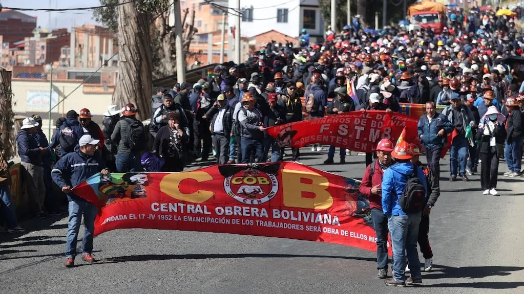 Caos en La Paz: manifestantes desafían a la policía exigiendo la renuncia del presidente