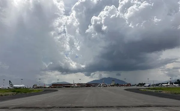 Casi 300 evacuados tras incendio en avión al aterrizar en Katmandú