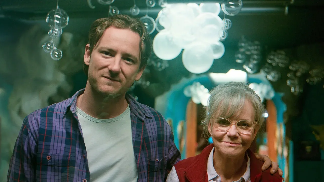 Criaturas brillantes: de la literatura a Netflix con Field y Pullman