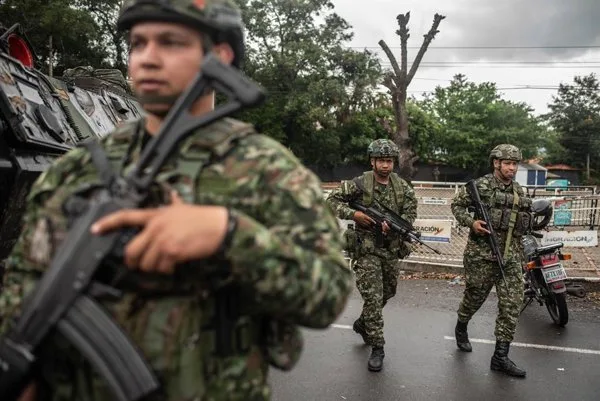 Cuatro militares muertos en ataque con explosivos de disidencias de ‘Calarcá’ en el centro de Colombia