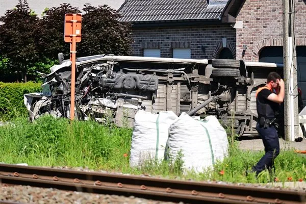 Cuatro muertos, incluidos dos menores, tras choque entre tren y minibús escolar en Bélgica