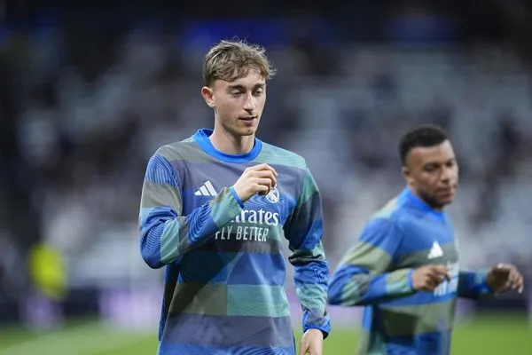 Dean Huijsen vuelve a la convocatoria del Real Madrid para enfrentar al Sevilla en un partido clave