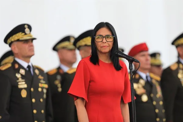 Delcy Rodríguez llega a La Haya para defender la postura de Venezuela en la disputa territorial con Guyana