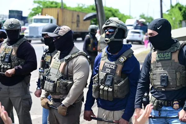 Detienen a dos manifestantes en enfrentamientos frente a un centro de detención del ICE en EE.UU.