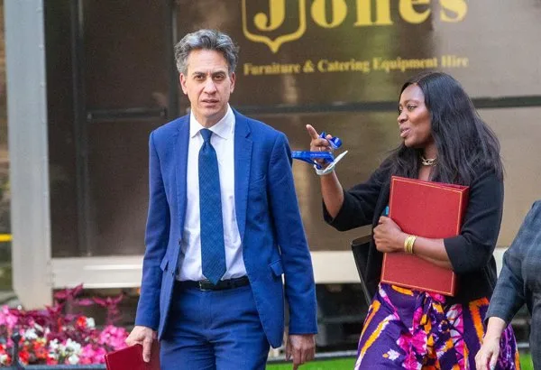 Dimiten tres miembros del Gobierno británico y se profundiza la crisis de liderazgo de Starmer